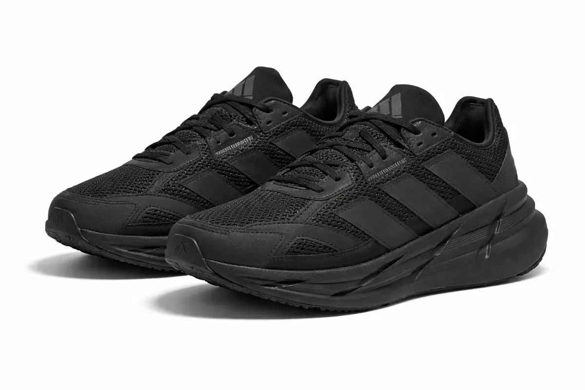 An image of a pair of sneakers Adidas Adistar 3