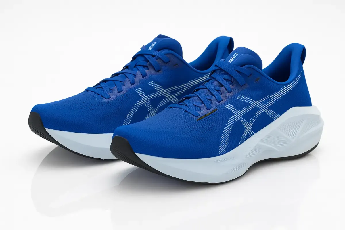 An image of a pair of sneakers Asics Novablast 5