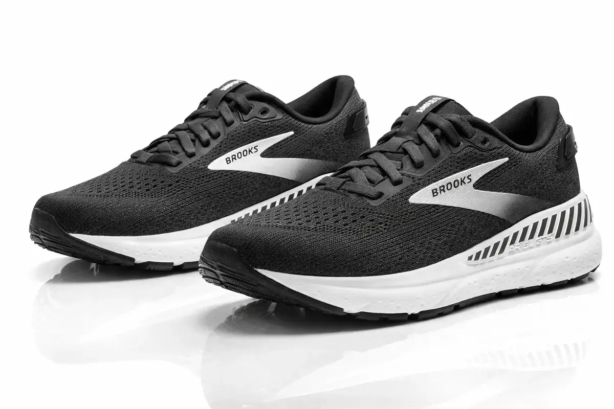 An image of a pair of sneakers Brooks Ariel GTS 24