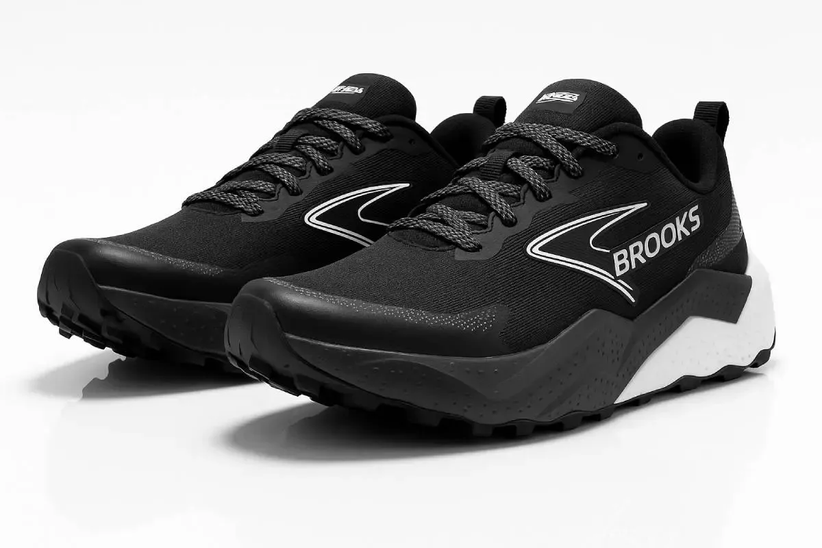 An image of a pair of sneakers Brooks Caldera 8