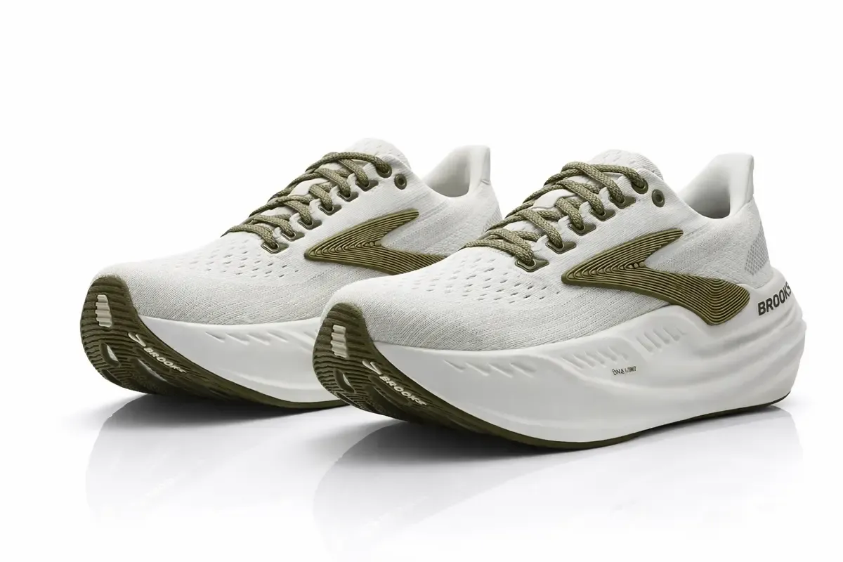 An image of a pair of sneakers Brooks Glycerin Max