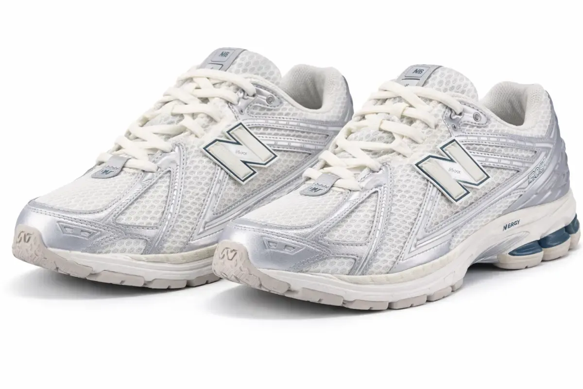 An image of a pair of sneakers New Balance 1906r Metallic Silver