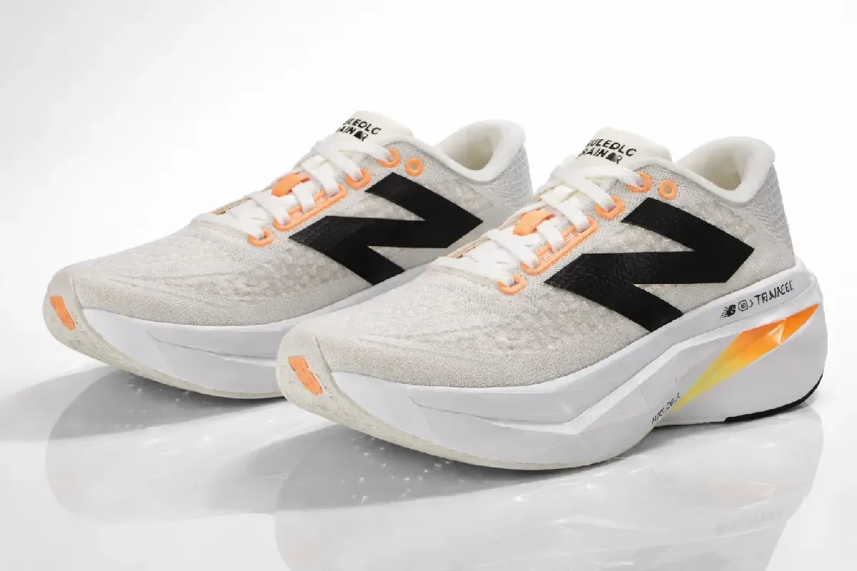 An image of a pair of sneakers New Balance FuelCell Supercomp Trainer v3