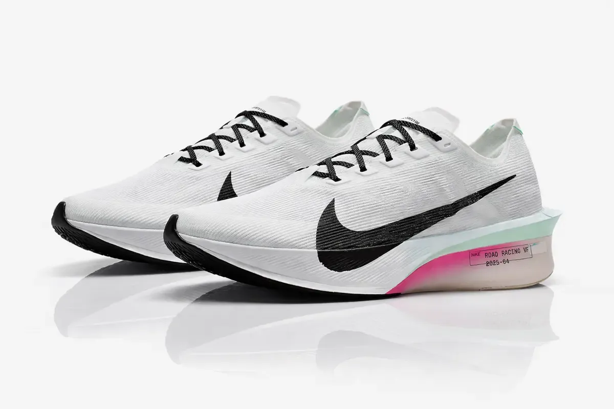 An image of a pair of sneakers Nike Vaporfly 4