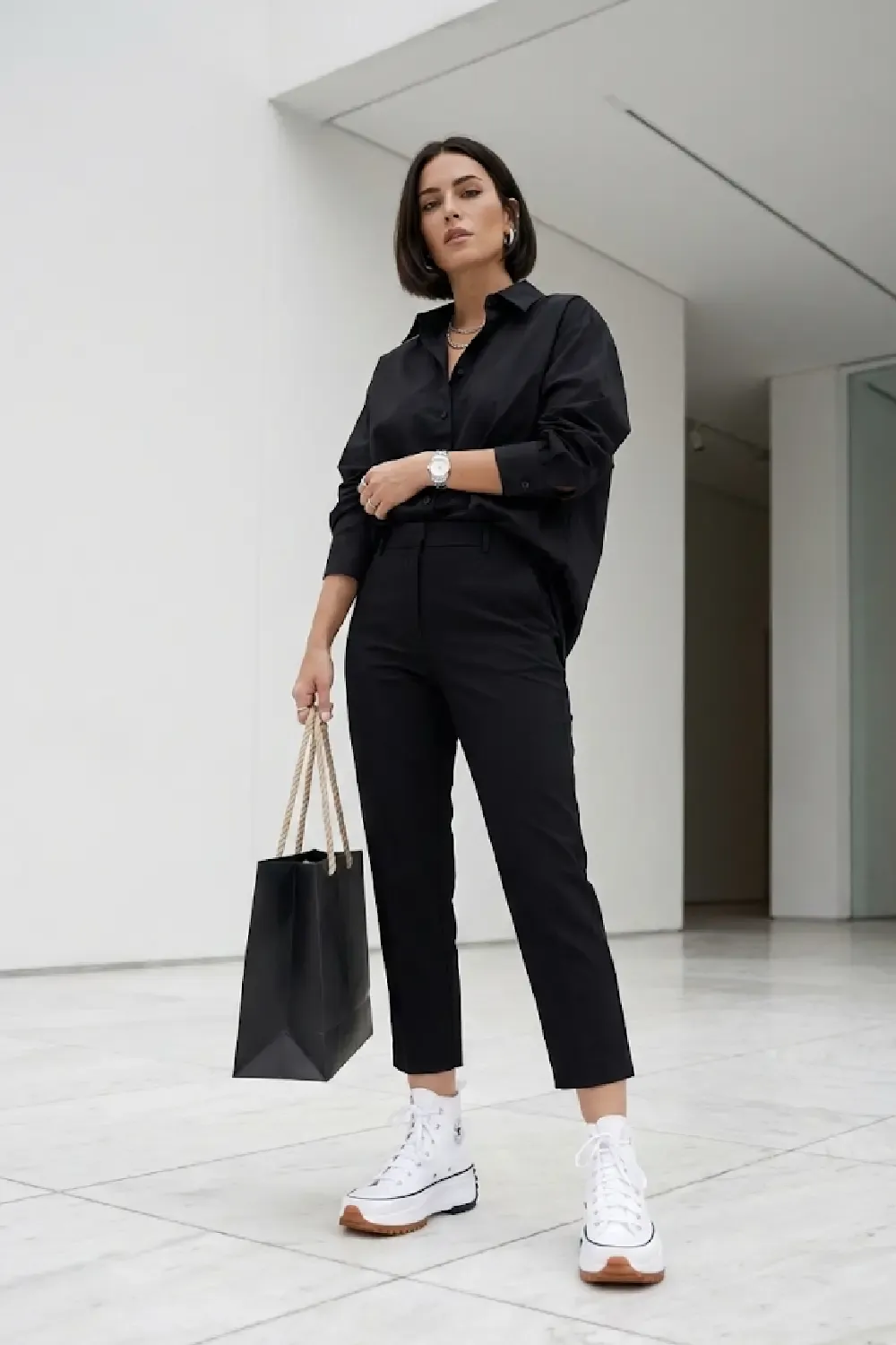 An edgy, urban woman with a minimalist but bold style with Converse Run Star Hike