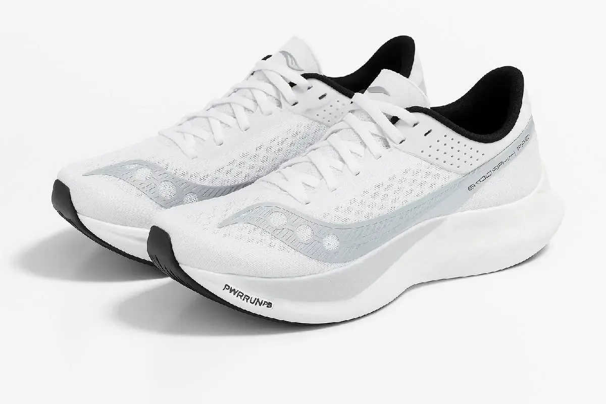 An image of a pair of sneakers Saucony Endorphine Pro 4