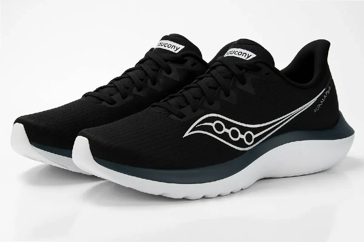An image of a pair of sneakers Saucony Kinvara 16